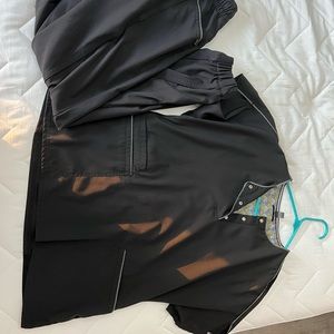 Elle scrubs top and bottom.  Bottoms are jogger style.  Size medium.